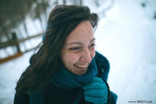 13 Expert Hairdresser Tips to Tame Flyaway Static Hair Fast