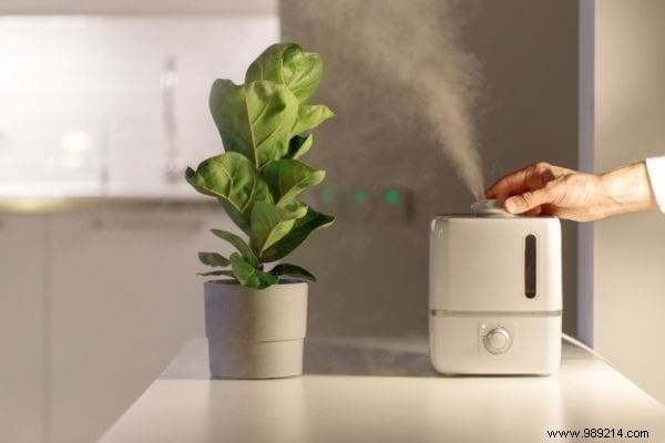 13 Expert Hairdresser Tips to Tame Flyaway Static Hair Fast