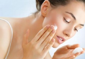 Hydrate Dry Skin with This Easy DIY Milk-Based Face Mask