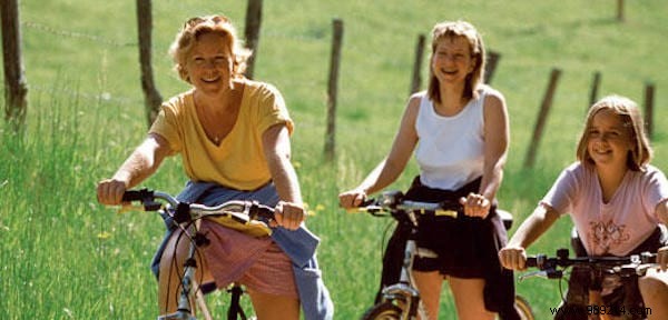 Relieve Heavy, Swollen Legs from Summer Heat: Expert Natural Remedies