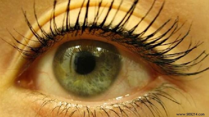 Revive Dry Mascara Effortlessly: The Expert Almond Oil Trick