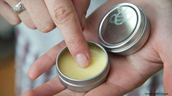 DIY Natural Lip Balm Recipe: Beeswax, Coconut Oil & Honey for Lasting Hydration