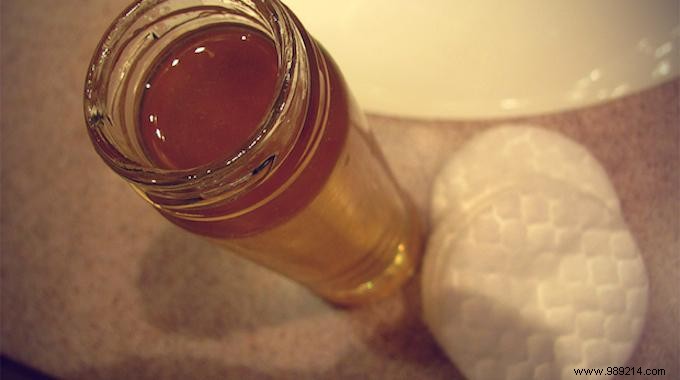 Simple Acacia Honey Remedy to Fade Dark Under-Eye Circles Effectively