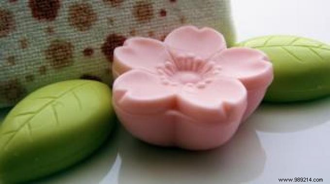 Easy DIY Effervescent Bath Pebbles: Natural Recipe for Relaxing Baths