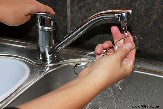 Keep Your Glasses Spotless 3x Longer: The Proven Dish Soap and Vinegar Cleaning Method