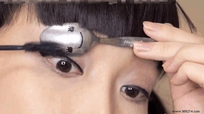 Pro Makeup Hack: Apply Mascara Flawlessly with a Spoon – No Smudges!