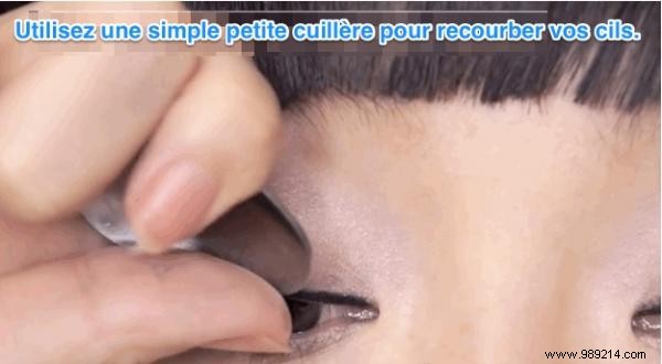 How to Curl Your Eyelashes with a Spoon: An Easy, Curler-Free Beauty Hack