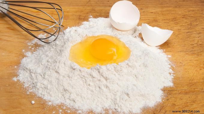 Natural Flour and Egg Yolk Mask to Soothe Conjunctivitis Symptoms