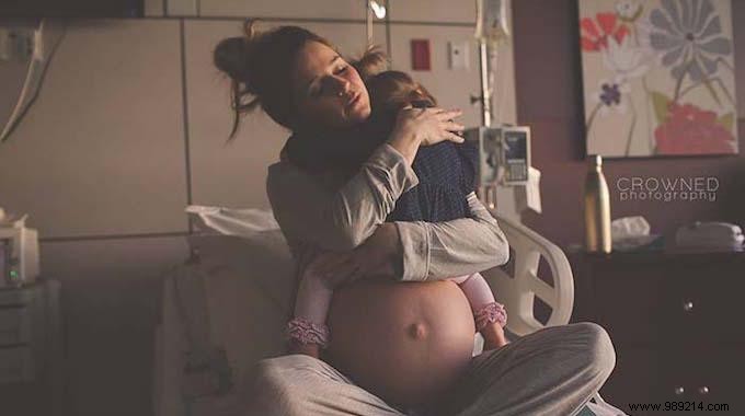 Heartwarming Photo: Mom s Final Embrace with Daughter Before New Baby Arrives