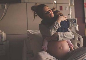 Heartwarming Photo: Mom s Final Embrace with Daughter Before New Baby Arrives