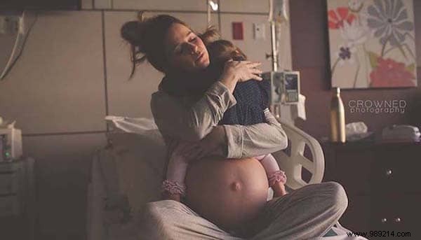 Heartwarming Photo: Mom s Final Embrace with Daughter Before New Baby Arrives