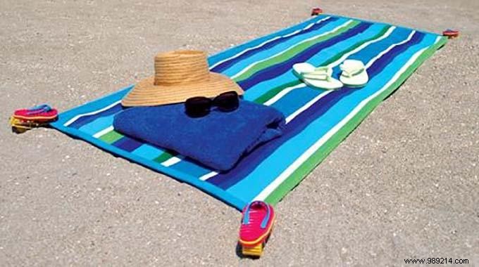 Genius Beach Hack: Secure Your Towel Against Wind with Corner Pockets