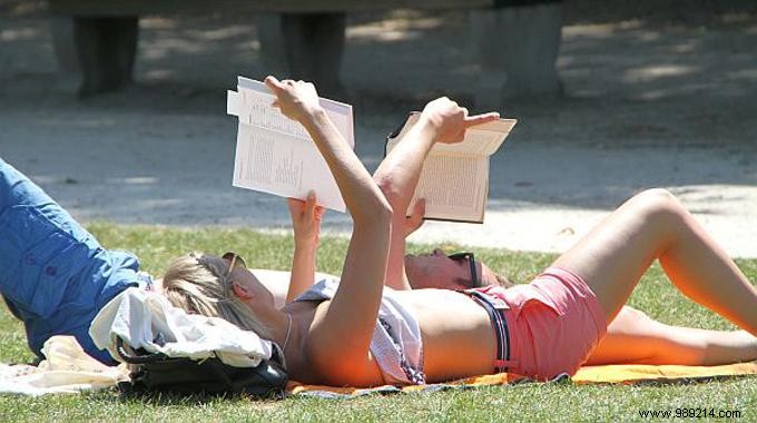 4 Proven Tips to Read All Summer for Cheap or Even Free