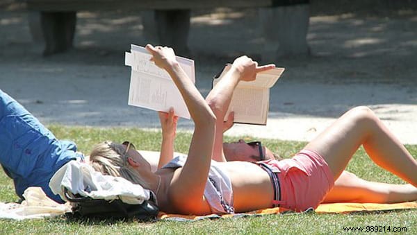 4 Proven Tips to Read All Summer for Cheap or Even Free