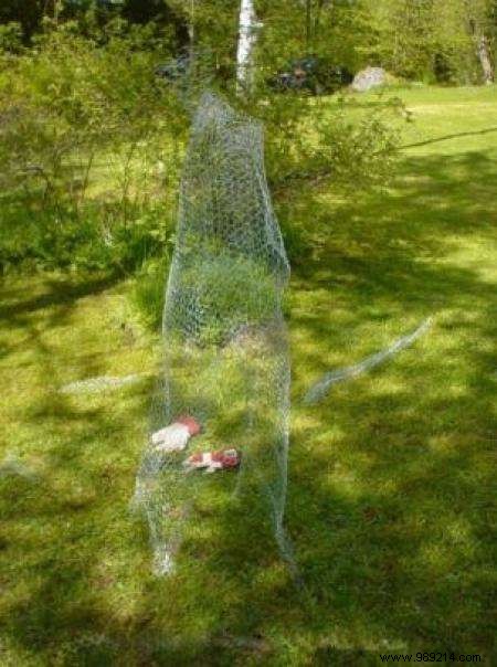 DIY Life-Size Chicken Wire Ghost: Easy Halloween Scare Prop
