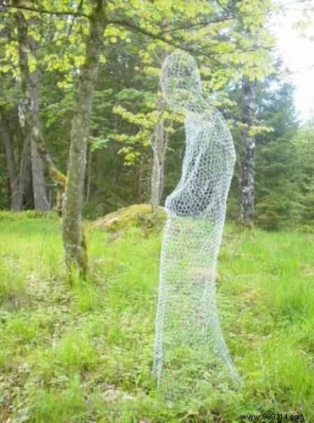 DIY Life-Size Chicken Wire Ghost: Easy Halloween Scare Prop