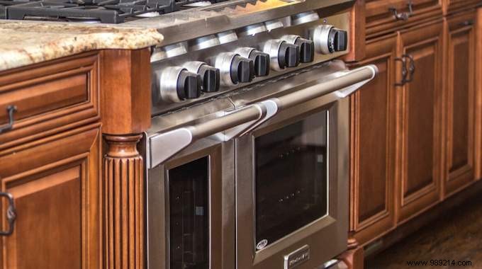 Save Energy in Your Kitchen: Keep the Oven Door Closed While Cooking
