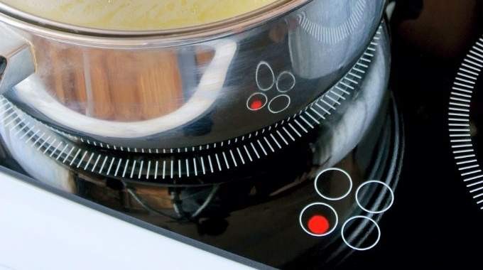 Save Electricity on Electric Cooktops: Turn Off Burners Early for Residual Heat