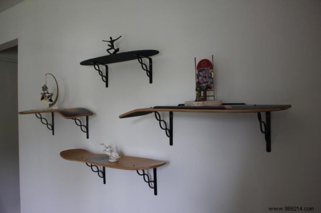 Transform Your Old Skateboard into a Stylish Wall Shelf: Easy DIY Upcycling