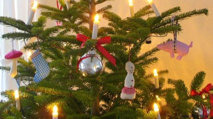 2 Proven Tips to Keep Your Christmas Tree Fresh All Season Long