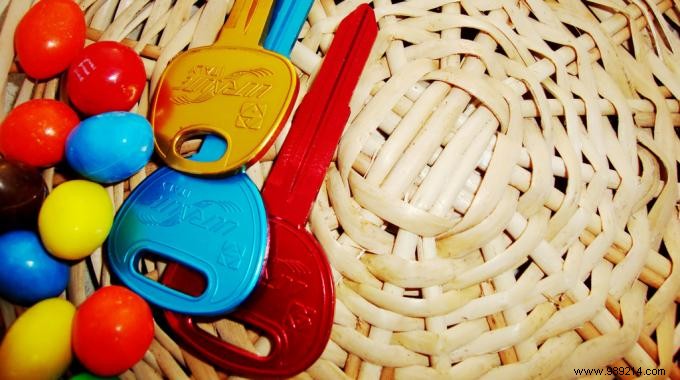 DIY Floating Keychain: Craft Yours in 2 Minutes with Cork and a Screw Eyelet