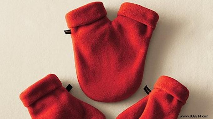 One Glove for Two: The Charming Winter Hack for Holding Hands