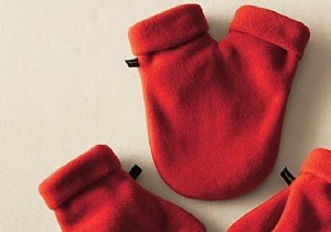 One Glove for Two: The Charming Winter Hack for Holding Hands