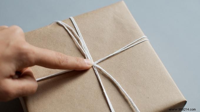 Expert Tip: Secure Your Parcel with Wet Rope to Prevent It from Opening in Transit