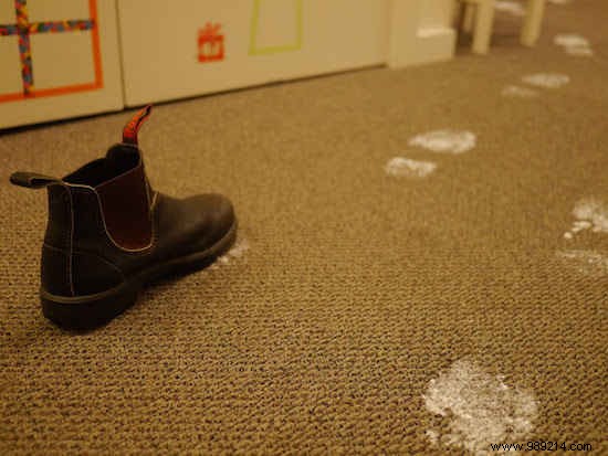 Create Realistic Santa Footprints with Baking Soda: Easy Christmas Magic
