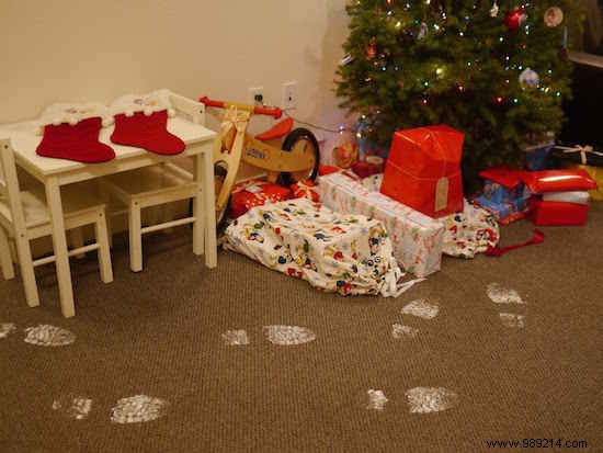 Create Realistic Santa Footprints with Baking Soda: Easy Christmas Magic
