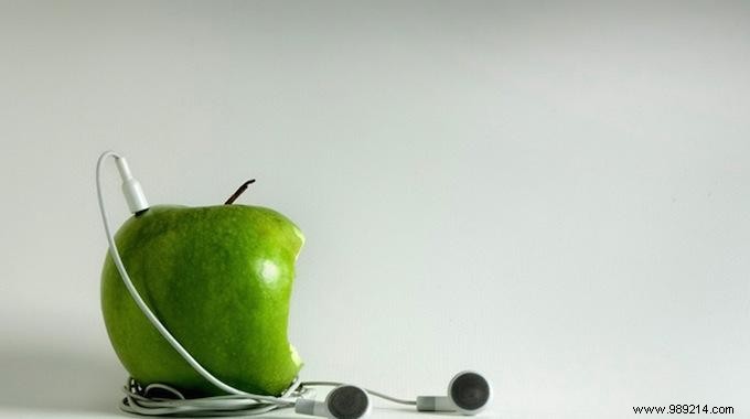 DIY Free Smartphone Stand: Transform a Toilet Paper Roll in Minutes