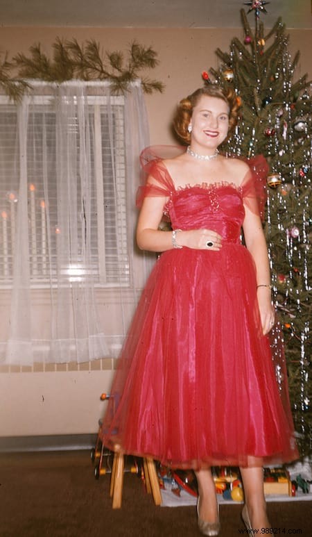 40 Nostalgic Christmas Photos from the 1950s: Relive Holiday Magic of Yesteryear
