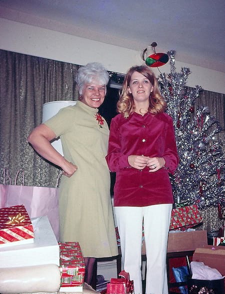 40 Nostalgic Christmas Photos from the 1950s: Relive Holiday Magic of Yesteryear