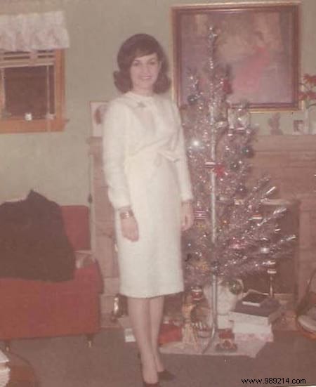 40 Nostalgic Christmas Photos from the 1950s: Relive Holiday Magic of Yesteryear