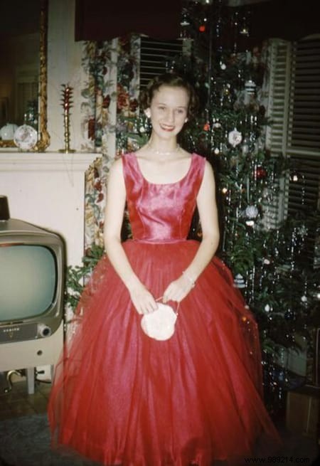 40 Nostalgic Christmas Photos from the 1950s: Relive Holiday Magic of Yesteryear