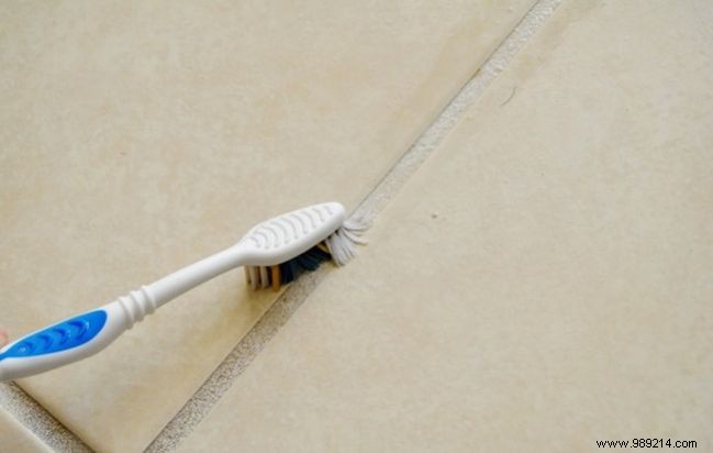 10 Surprising White Vinegar Hacks for Cleaning and Home Maintenance