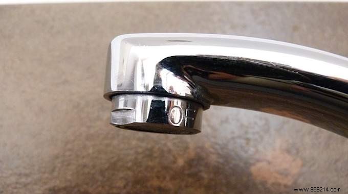 Effortless Limescale Removal: Clean Faucets with Homemade White Vinegar Solution