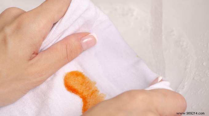 How to Effortlessly Remove Stubborn Stains from Clothes: A Proven Home Trick