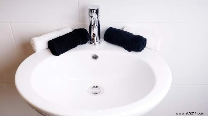 How I Keep My Sink and Bathtub Spotless: A Proven Lemon Cleaning Trick