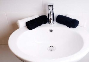 How I Keep My Sink and Bathtub Spotless: A Proven Lemon Cleaning Trick