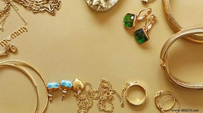 DIY Canvas Jewelry Display: Elegant Storage Solution in 10 Minutes