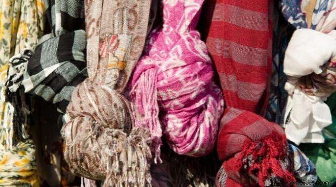 DIY Scarf Rack: Organize with Recycled Hanger and Curtain Rings in 15 Minutes