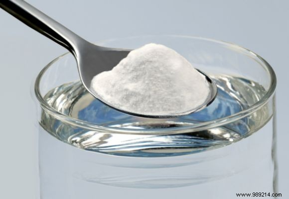 DIY Baking Soda Finger Rinse: Erase Seafood Odors Naturally and Affordably