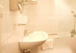 Restore Shine to Bathroom Fixtures: Lemon s Proven Trick for Reviving Enamel