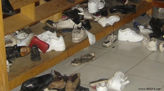 Space-Saving Shoe Organizer: Stack Vertically and Reclaim Your Floor Space for Just €10