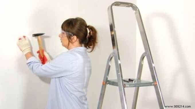 How to Hammer Nails Safely and Easily: The Proven Pliers Technique