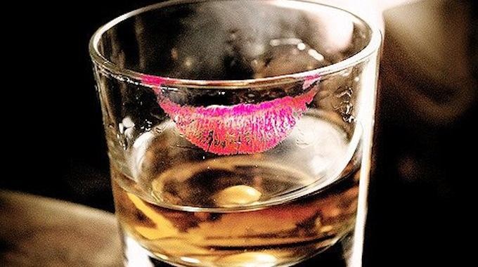 Proven Trick: Prevent Lipstick Smudges on Glasses with One Simple Step