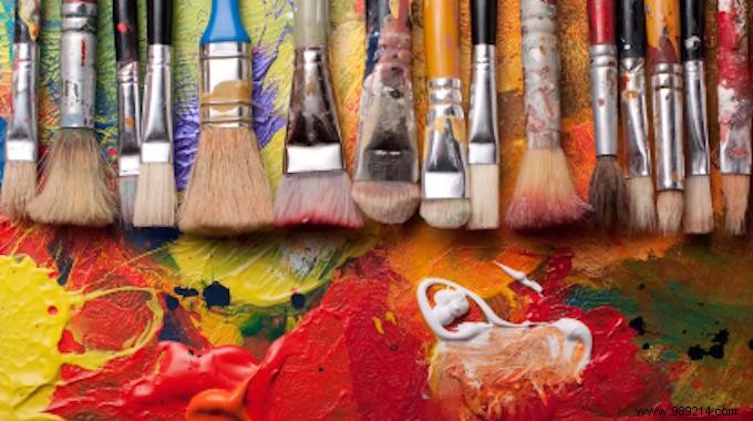 Expert Hack: Organize Brushes Effortlessly with a Magnetic Bar