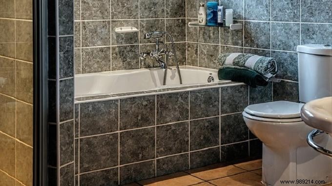 Banish Drain Odors Naturally: White Vinegar Ice Cubes DIY Hack