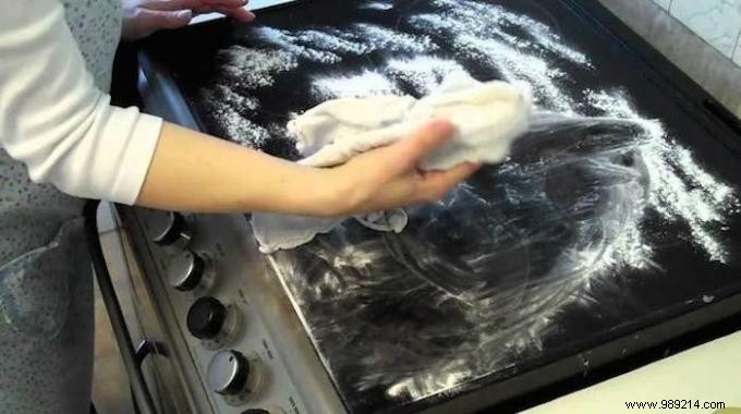 Effortlessly Clean Burnt Induction Hobs with Baking Soda: Proven DIY Method